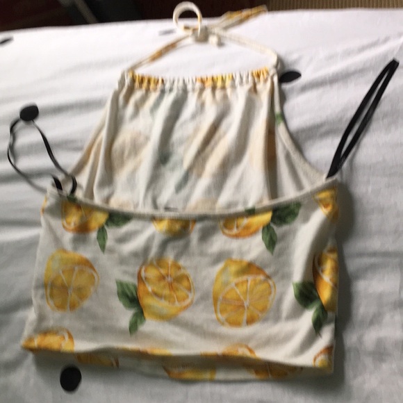 I’m selling a forever 21 lemon top - Picture 4 of 5